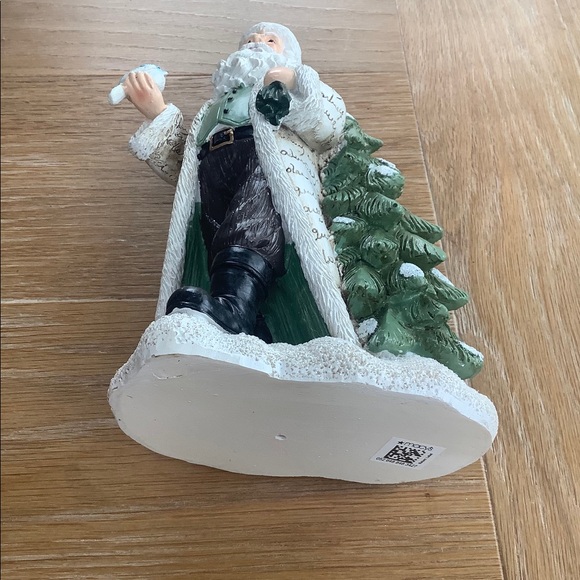 New Santa Figurine - Picture 4 of 8
